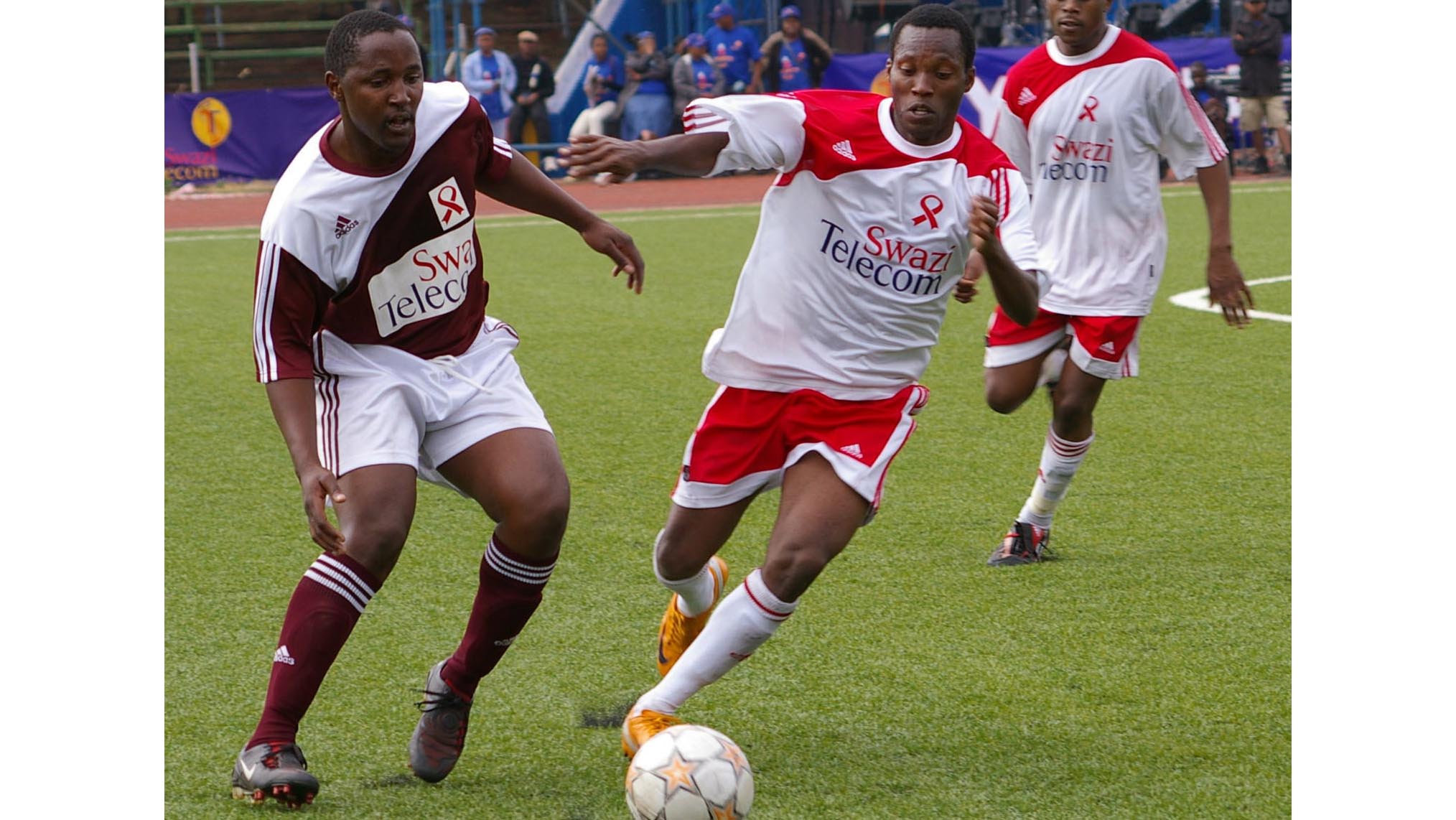 The late former Manzini Wanderers defender Phumlani ‘Botsotso’ Jele (L) battling for the ball with former Mbabane Swallows midfielder Mancoba ‘Dunga’ Kunene, while Sandile Mdlovu watches in this undated picture. (File pic)